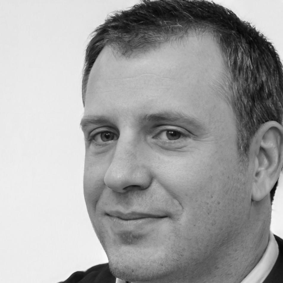 Portrait de Marc Durand, expert en analyse financière